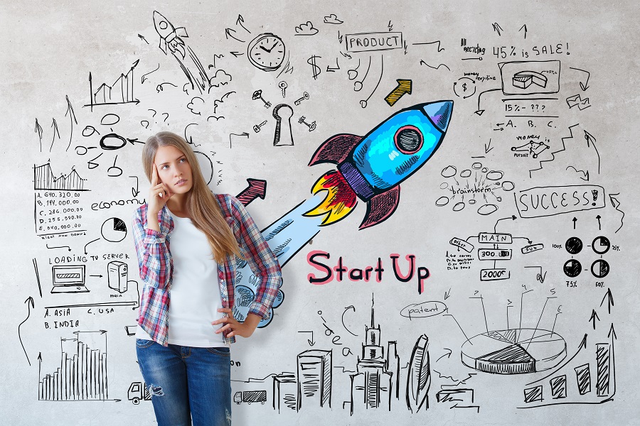 Start-up Junge Frau vor Wand mit Rakete - Motiv