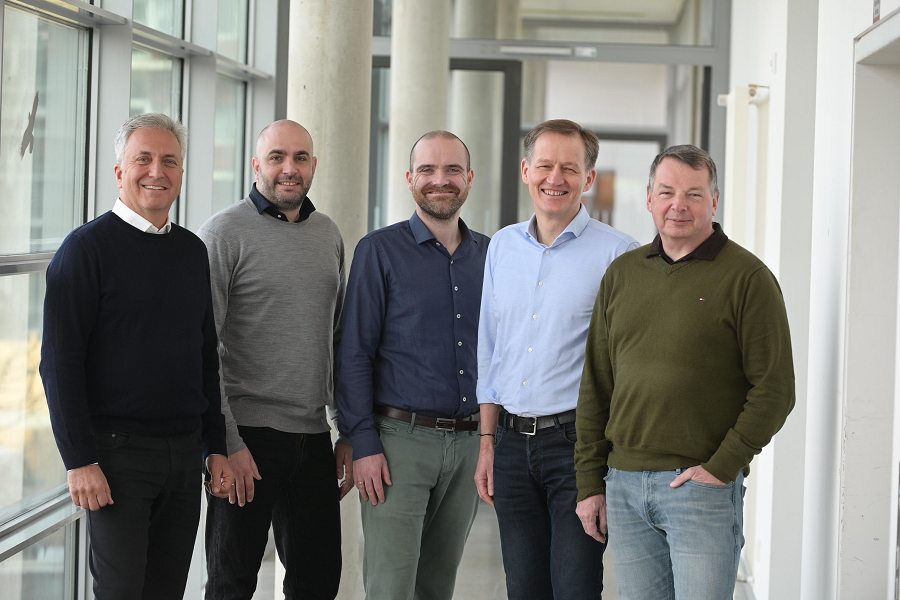Das Managementteam von Tubulis GmbH ( v. l. n. r.): Dr. Günter Fingerle-Rowson, MD (CMO), Dr. Jonas Helma-Smets (CSO), Dr. Dominik Schumacher (CEO, Member of the Supervisory Board), Dr. Ingo Lehrke (CBO) and Dr. Björn Hock (CDO).