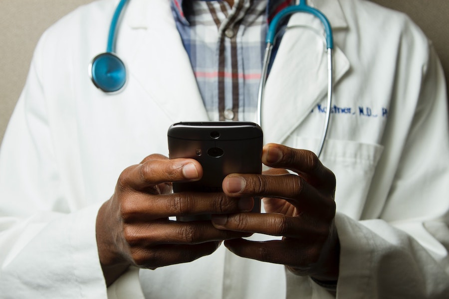 Gesundheitswesen: Arzt mit Smartphone - Motiv