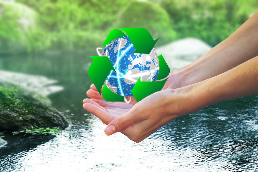 Recycling: Hände halten Weltkugel