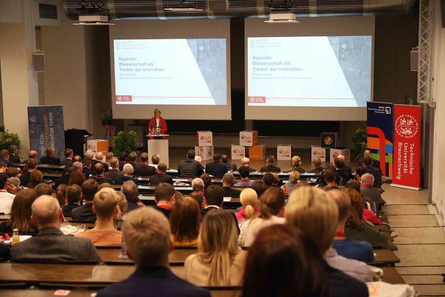 Veranstaltung "High Tech Entrepreneurship and Innovation Forum" (HTEIF) im Jahr 2019 mit der Keynote der ehem. Bundesministerin fåür Bildung und Forschung Anja Karliczek