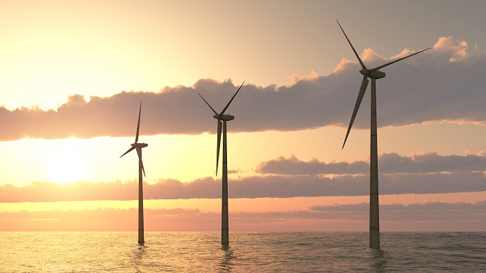 Offshore-Windenergieanlagen bei Sonnenuntergang