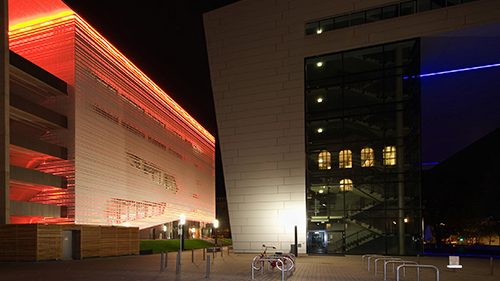 Aufgrund seiner Beleuchtung wird das Hörsaal- und Seminarraumgebäude der RWTH Aachen im ehemaligen Heizkraftwerk „Toaster“ genannt. Rechts das Studierendenservicecenter „Super C“.