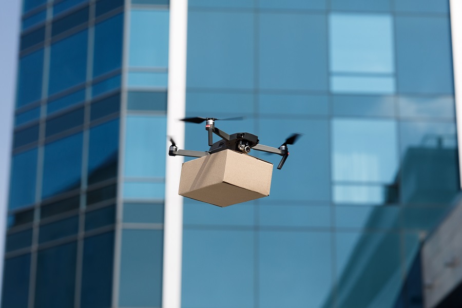 Drohne fliegt mit Paket
