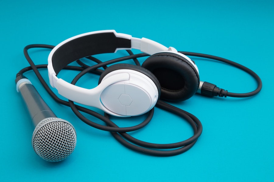 Radio / Podcast: Mikrofon mit Kopfhörer